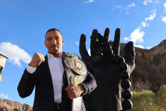 Oltu, Dünya Şampiyonu Fırat Arslan’ı Bağrına Bastı