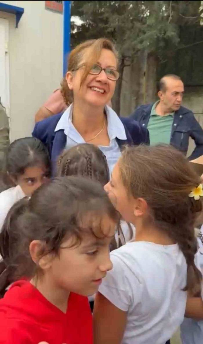 Ömürlerinin 30 Yılını Öğrencilerine Adayan Öğretmenler Alkışlar Eşliğinde Emekli Oldu