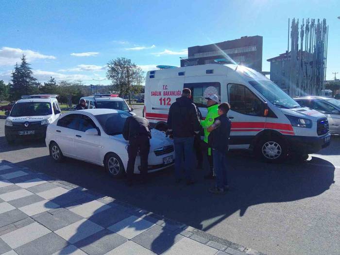 Park Halindeki Tıra Çarpan Motosikletlinin Yaralandığı Kaza Kamerada