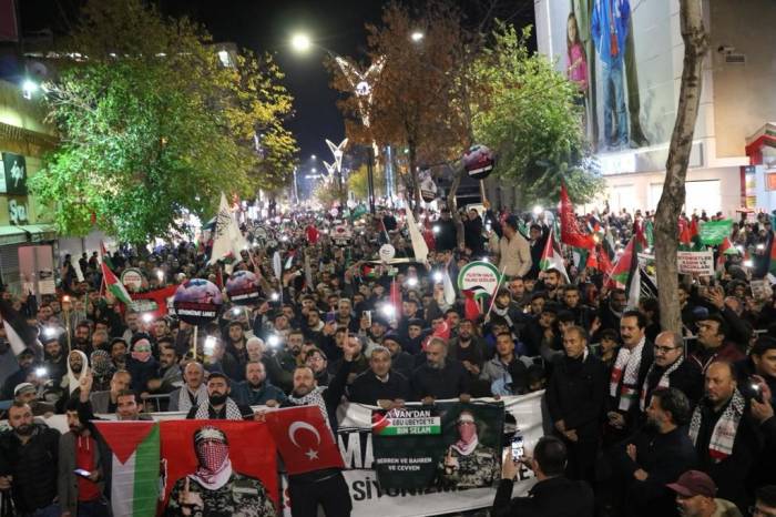 Van’da Gazze İçin Meşaleli Yürüyüş