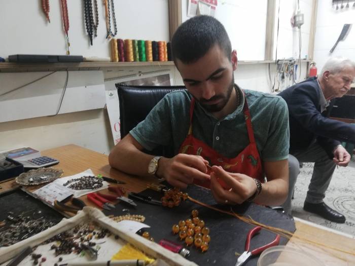 Asırlık Dede Mesleğini Sürdürüyor