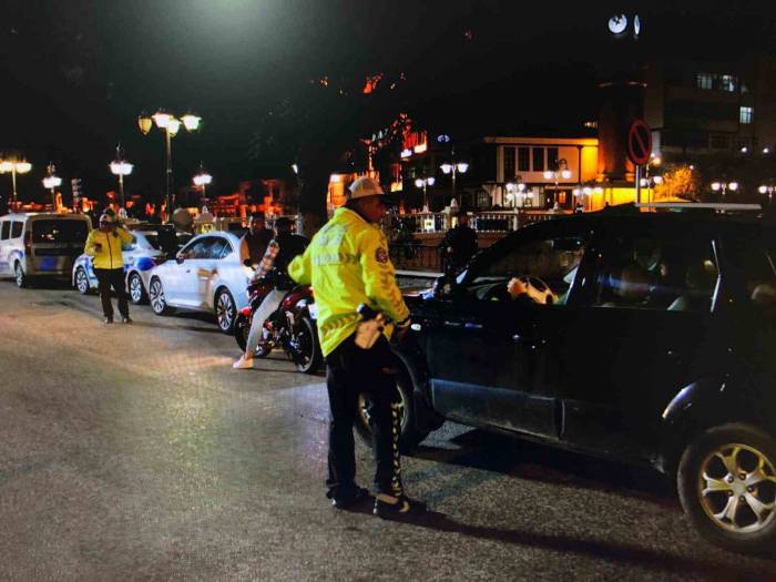 Amasya Polisinden Huzur Operasyonu: 3 Binden Fazla Şahıs Kontrol Edildi