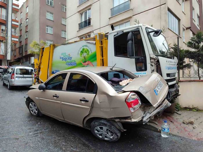 Bağcılar’da Freni Boşalan Çöp Kamyonu 7 Araca Çarptı, Şoför Araçtan Atladı