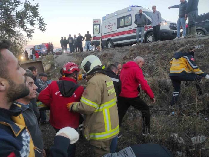 Balıkesir’de Otomobil İle Traktör Çarpıştı: 1 Ölü, 5 Yaralı