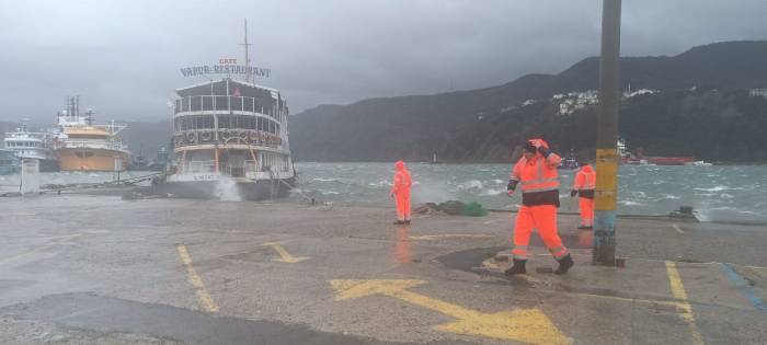Amasra Limanı’nda Tekne Battı, Restoran Geminin İse Halatları Koptu