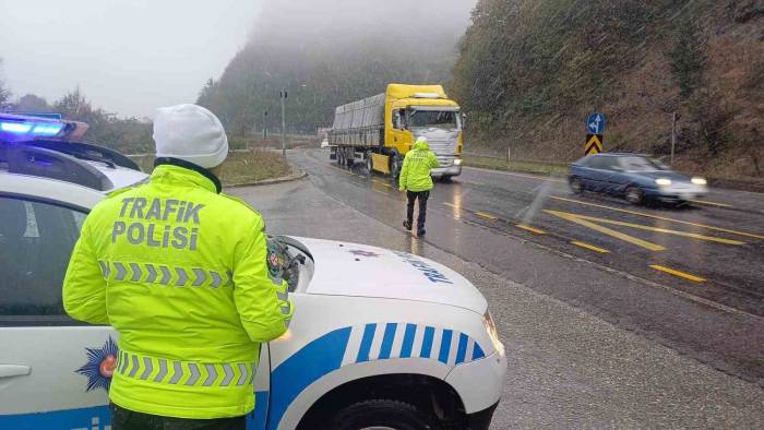 Düzce’de Trafik Ekiplerinin Kar Mesaisi Başladı