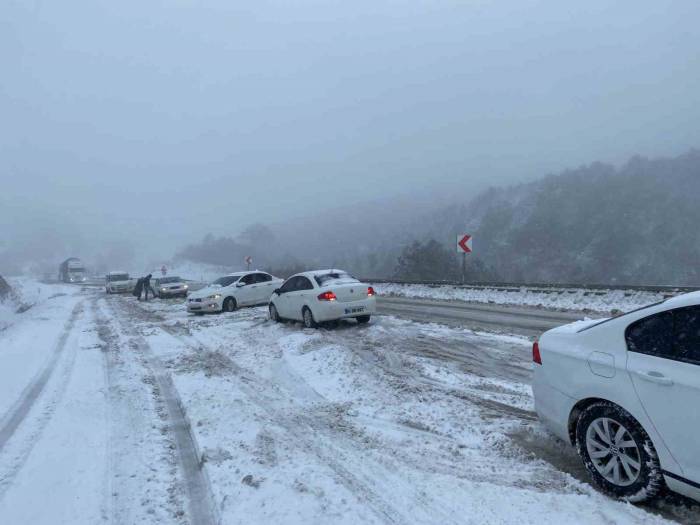 Bolu’da Onlarca Araç Yolda Kaldı