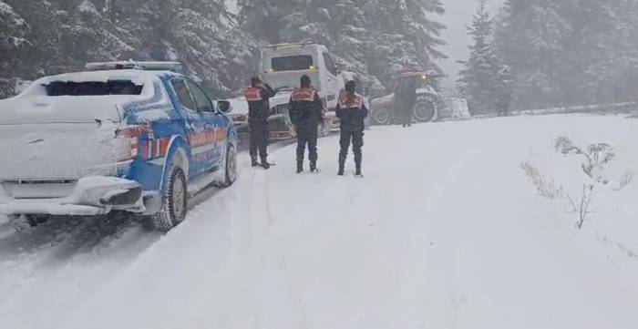 Karda Yolda Mahsur Kalan 4 Kişi Ölümden Döndü