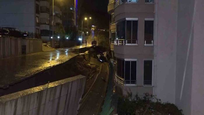 İstinat Duvarı Çöktü, 4 Araç Hasar Gördü