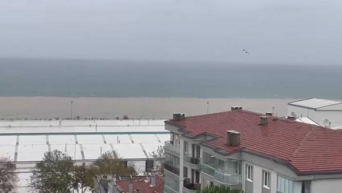 Bursa’da Etkili Olan Lodos Ve Fırtına Ortalığı Birbirine Kattı
