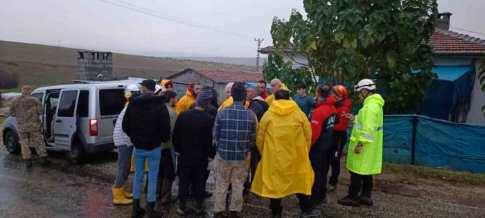 Diyarbakır’da Ahır Ve Samanlıkları Su Bastı