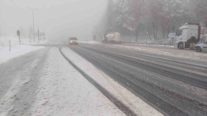 Bolu Dağı’nda Kar Yağışı Ve Sis Etkili Oluyor