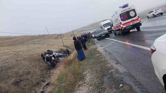 Kamyonet Şarampole Devrildi: 2 Yaralı