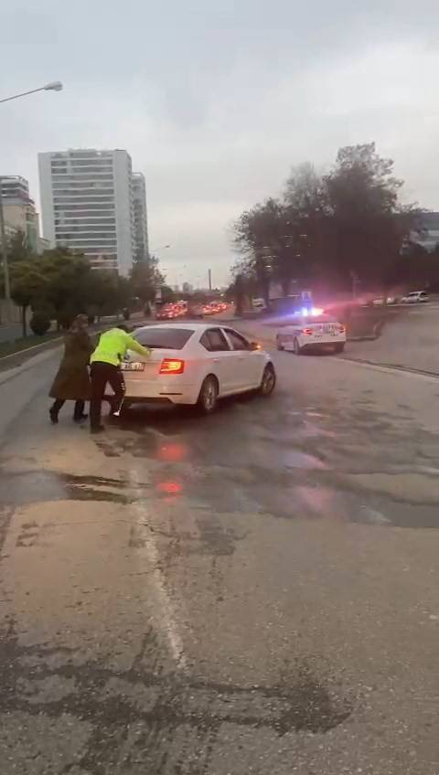 Yolda Kalan Kadın Sürücünün Yardımına, Polis Ekipleri Yetişti