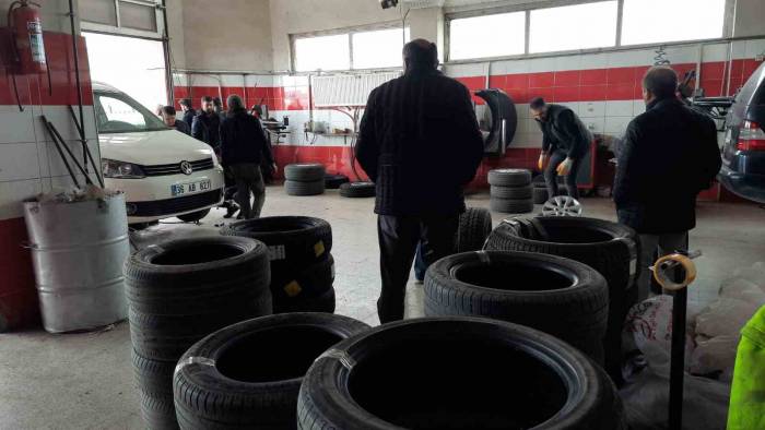 Kars’ta Kar Yağdı, Sürücüler Oto Lastikçilere Akın Etti