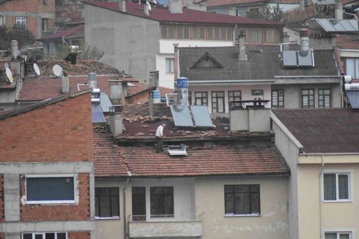 Tosya’da Çatıda Tehlikeli Yürüyüş