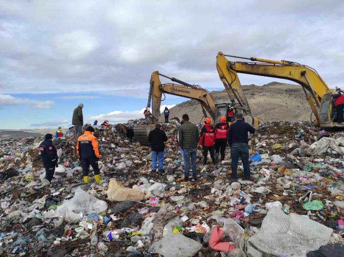Kaybolan İşçinin Cenazesi Tonlarca Çöpün Altında Bulundu