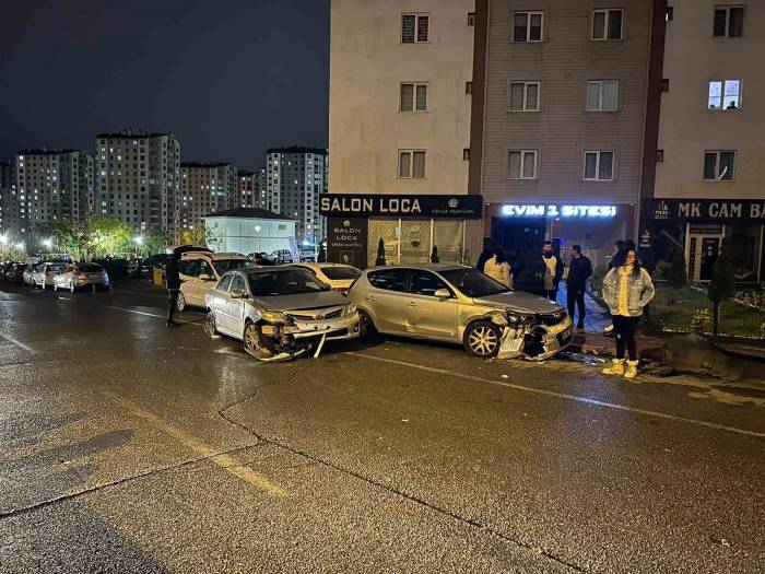 Kazaya Karışan Otomobil Park Halindeki 3 Otomobile Çarptı