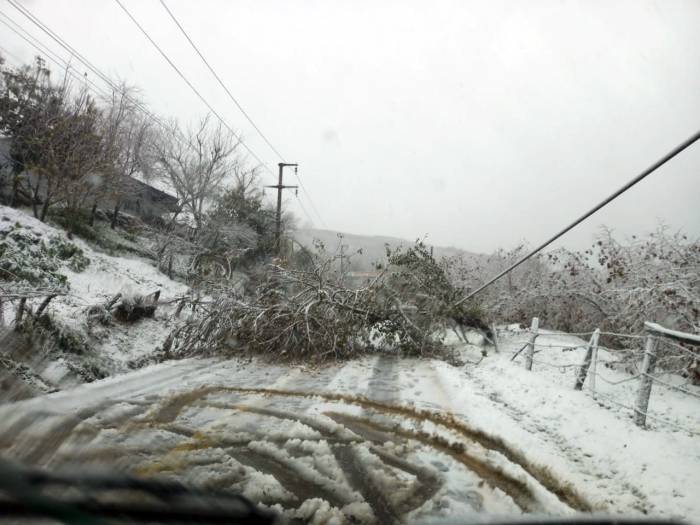 Kar Yolu Kapattı, Araçlar Kepçe Yardımıyla Kurtarıldı