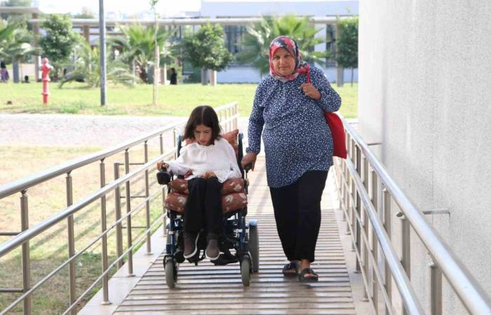 Engelli Kızını Her Gün Üniversiteye Götürüp Sınıf Kapısında Bekliyor