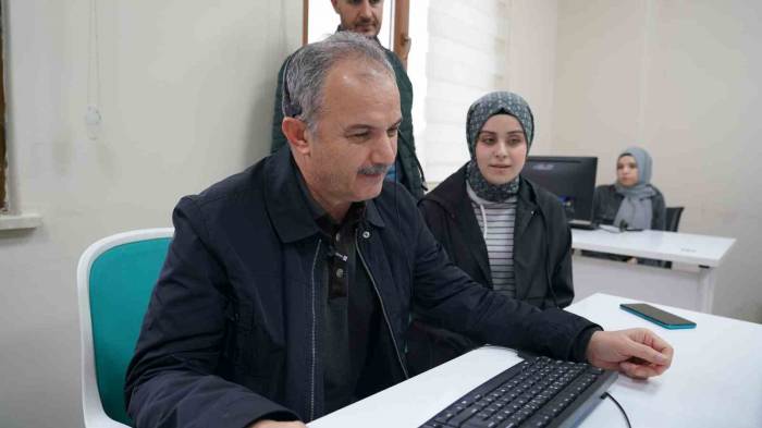 Kılınç, 153 Çağrı Merkezinde Çağrıları Cevapladı