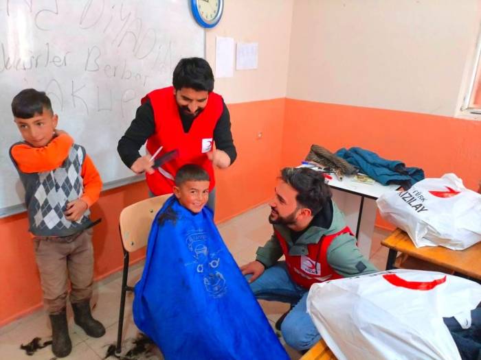Kızılay’dan Köy Çocuklarına Berber Sürprizi