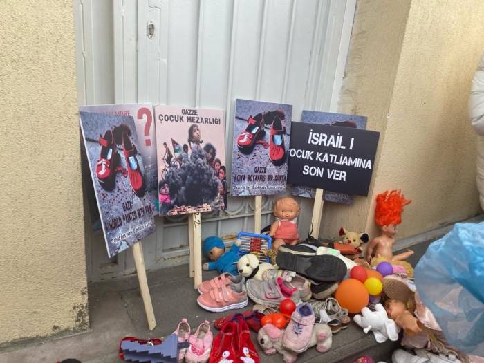 Ak Parti Kadın Kolları Başkanı Keşir, İsrail Büyükelçiliği Konutu Önüne Oyuncak Bıraktı