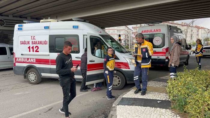 Kırmızı Işık İhlali Yapan Tır Otomobile Çarptı: 2 Yaralı