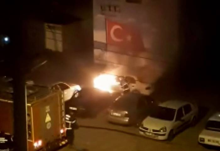Aksaray’da Park Halindeki Otomobil Alev Alev Yandı