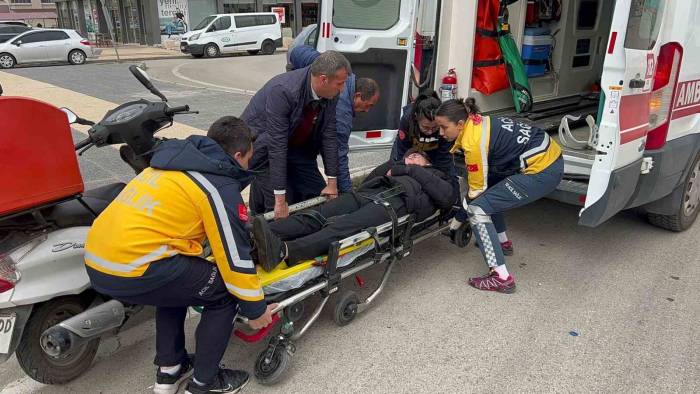Virajda Kontrolden Çıkan Motosiklet Kaldırıma Çarptı: 1 Yaralı