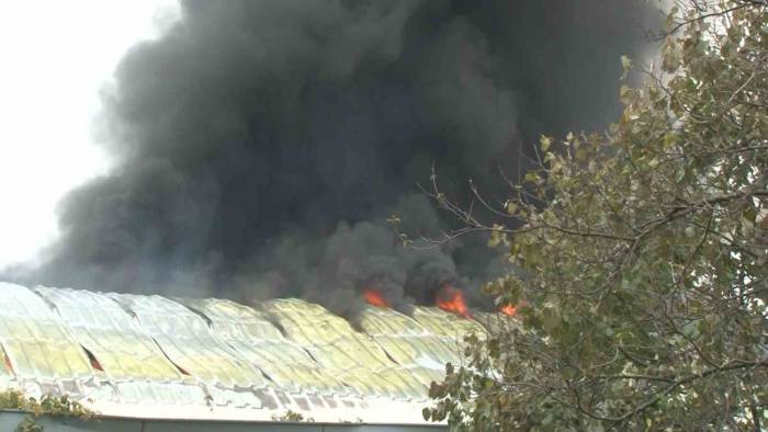 Arnavutköy’de Fabrikada Korkutan Yangın, Dumanlar Gökyüzünü Sardı