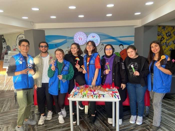 Gönüllü Öğrenciler, Minik Kardeşleri İçin Kolları Sıvadı