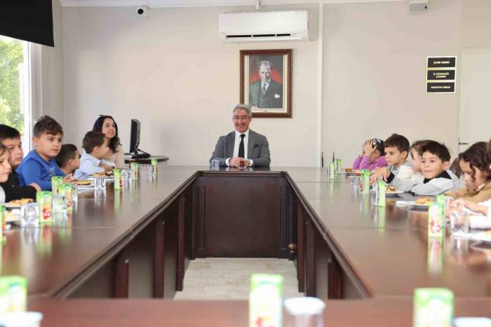 Başkan Oktay Minik Öğrencileri Ağırladı