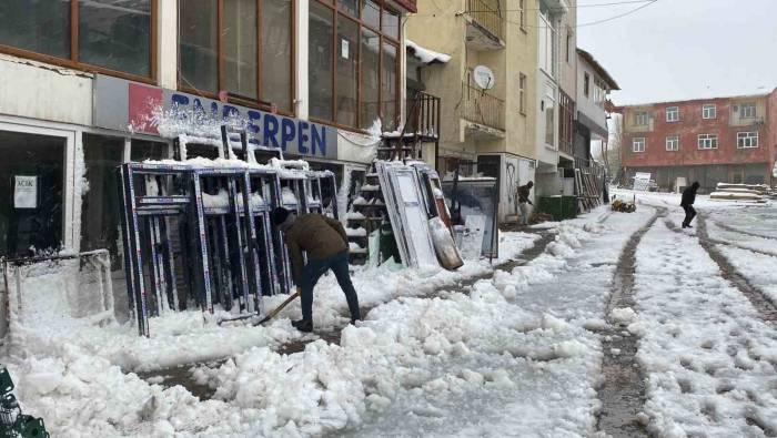 Okulların Tatil Edildiği Karlıova, Tamamen Beyaza Büründü