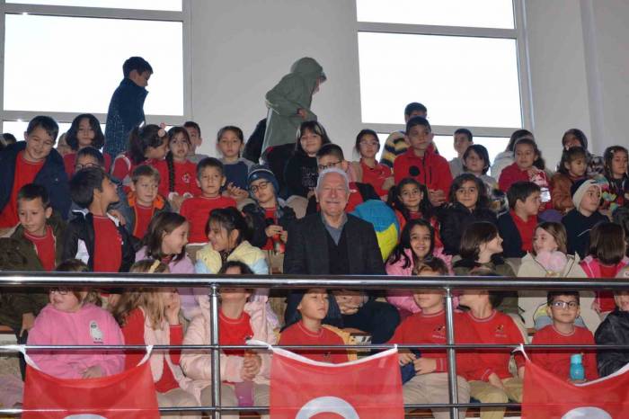 Lapseki’de ’alice Harikalar Diyarında’ Tiyatro Gösterisi Beğeni Topladı