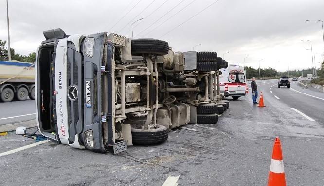 Çekmeköy’de Beton Mikseri Devrildi: 1 Yaralı