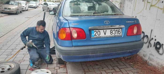 İki Sokakta Park Halindeki Araçların Lastikleri Kesildi