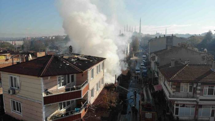 Edirne’de Yangın 3 Katlı Binaya Sıçradı