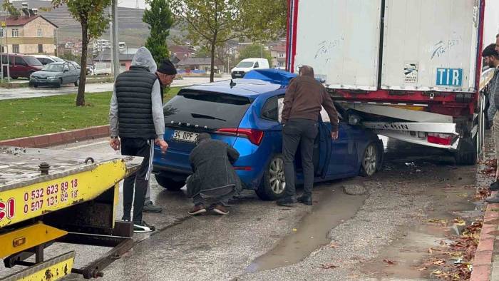 Otomobil Park Halindeki Tırın Altına Girdi: 1 Yaralı