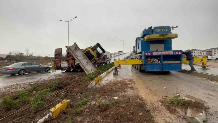 Elazığ’da Taşıma Aracının Üstündeki Dozer Devrildi
