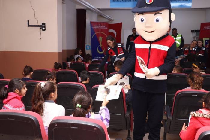 Jandarma Ekiplerinden İlkokul Öğrencilerine Ziyaret