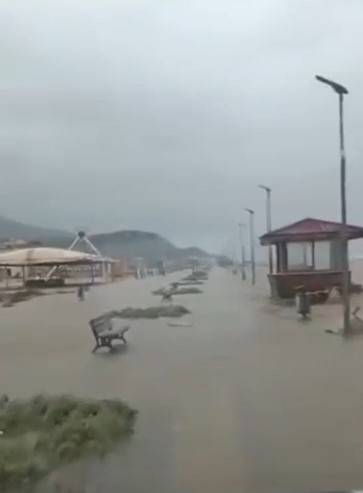 Bursa’da Deniz Karayla Birleşti, Yollar Göle Döndü