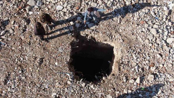 Enkazı Kaldırılan Binanın Yerinde 10 Metre Derinliğinde Obruk Oluştu