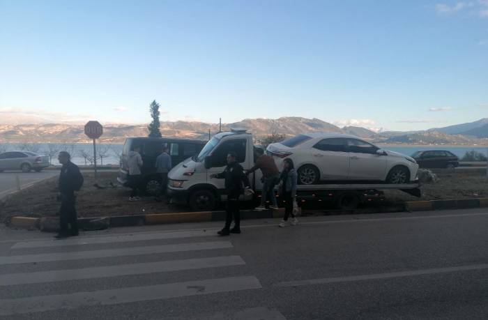 Isparta’da Kaza Yapan Araçlar Refüje Çıktı