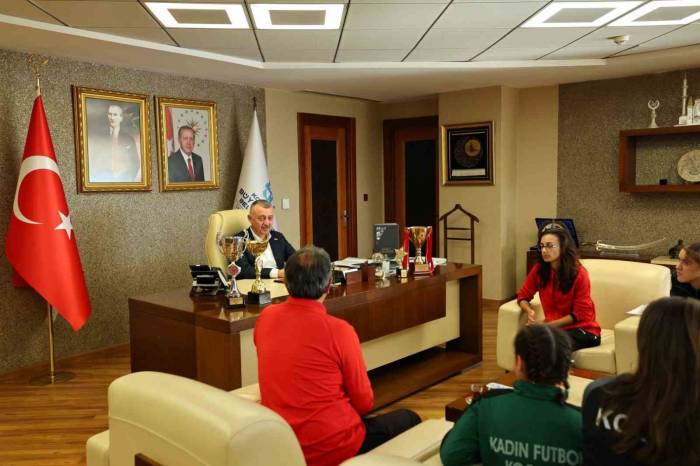 Büyükakın: "Kızlarımızın Aldığı Başarılar Bizi Çok Mutlu Ediyor"