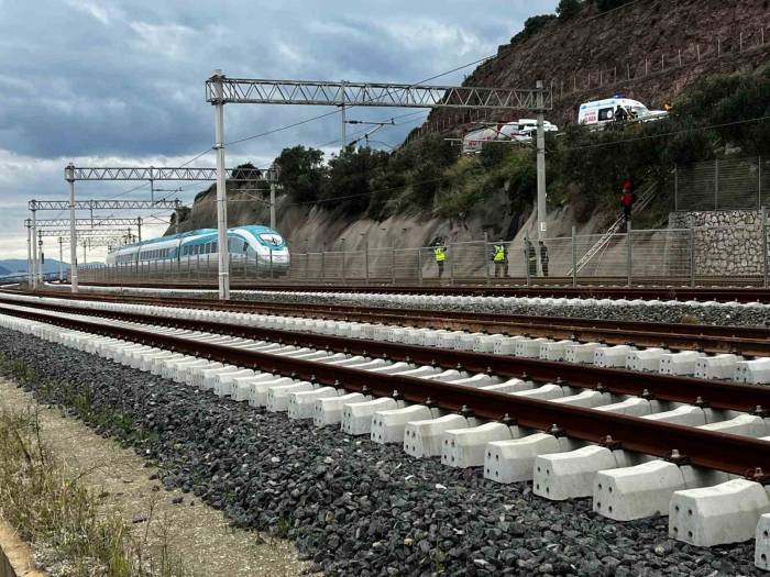 Raylarda Yürüyen Vatandaşa Yüksek Hızlı Tren (Yht) Çarptı