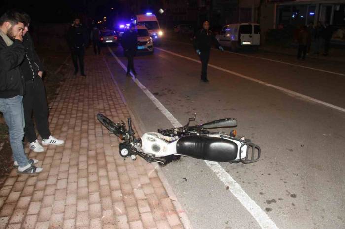 Otomobille Çarpışan Motosikletin Sürücüsü Yaralandı