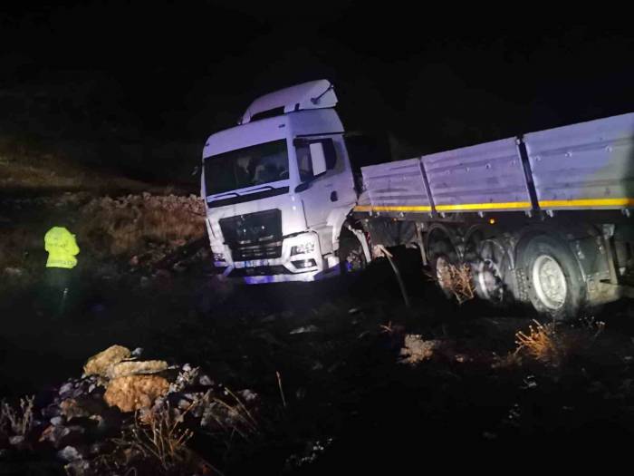 Malatya’da Yoldan Çıkan Tır Şarampole Düştü: 1 Yaralı