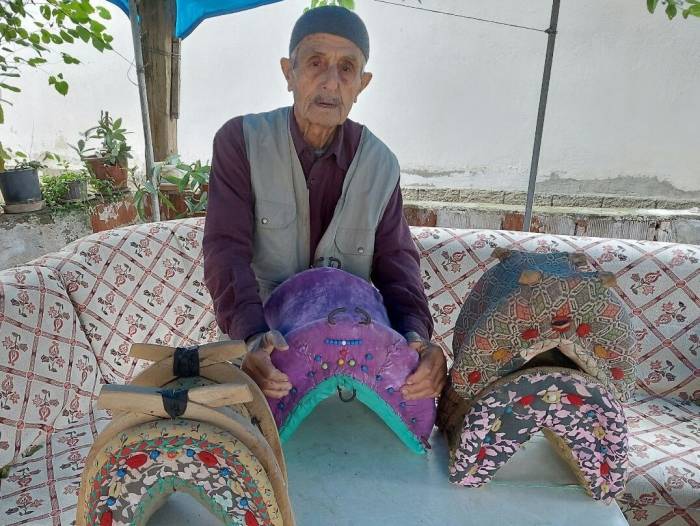 Mesleğini Hediyelik Semer Yaparak Yaşatıyor