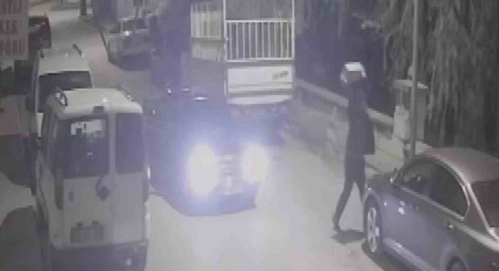 Sivas’ta Bir Garip Olay, Kaldırım Taşını Otomobilin Camına Sapladı